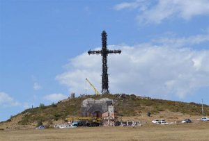 В Армении возведен громадный крест, собранный из 1712 малых крестов
