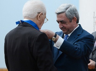 Президент Армении наградил Владимира Мовсисяна к 80-летию