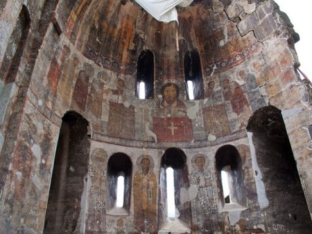 Армянские и итальянские специалисты приступили к реставрации фресок монастыря Кобайр