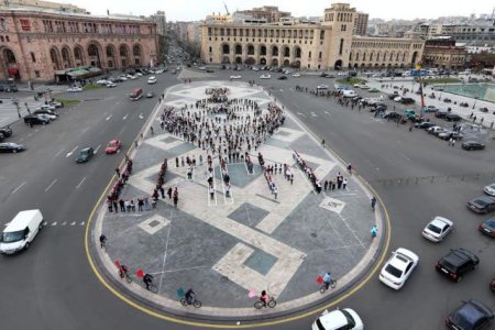 Теплота Земли – в руках матерей: флэшмоб на Площади Республики Еревана