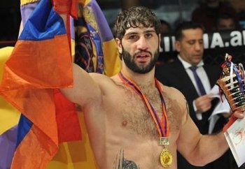 Давид Хачатрян победил Игоря Егорова, отстояв пояс чемпиона мира по версии ProFC