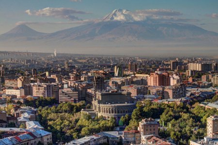 Город Ереван и гора Арарат
