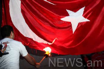 В Ереване участники факельного шествия сожгли флаг Турции