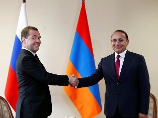 Премьер-министры Армении и России встретились в Минске