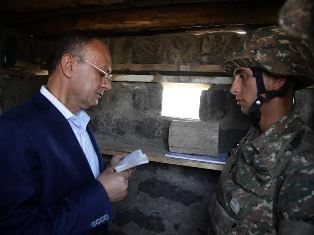 Министр обороны Армении посетил боевые позиции в северо-восточной части Армении