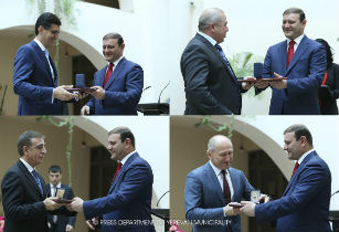 По случаю 2796-летия Еревана мэр Тарон Маргарян наградил ряд лиц золотой медалью и присвоил звания
