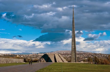 Цицернакаберд - памятник жертвам геноцида армян