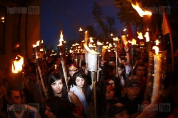 В Ереване стартовало факельное шествие