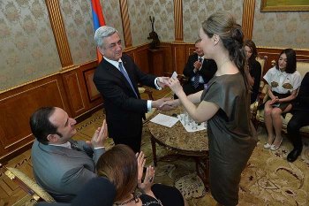Президент Армении подарил пяти членам группы «Genealogy» армянские паспорта
