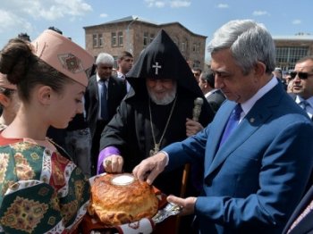 Президент побывал на освящении церквей в Арташате и Севане
