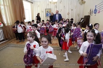 Мэрия Еревана подготовила подарки для детей школьного возраста