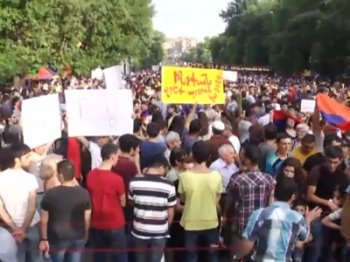 Демонстранты на проспекте Баграмяна помолились