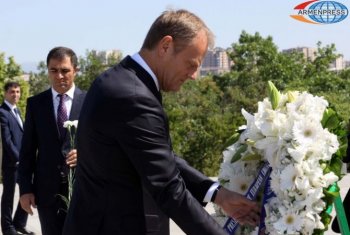 Дональд Туск почтил память жертв Геноцида армян в Цицернакаберде