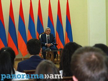 Президент Армении принял проявивших высокую успеваемость школьников