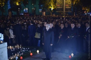 Президент Армении на площади Франции в Ереване воздал дань уважения жертвам парижских терактов