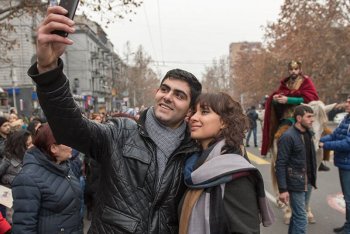 Армянская молодежь отмечает праздник всех влюбленных