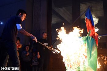 Участники факельного шествия в Ереване сожгли флаги Турции и Азербайджана