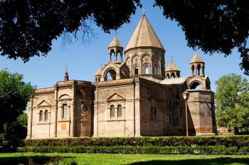 Армянская Апостольская Церковь отмечает праздник Кафедрального Собора Св. Эчмиадзина