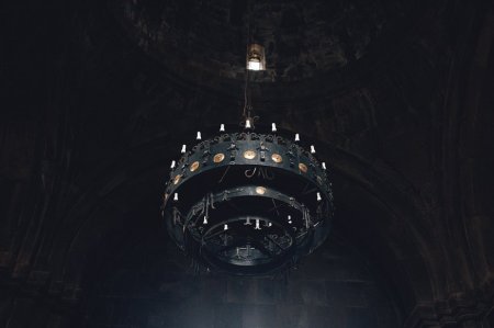 Внутри Храма Кечарис, Армения