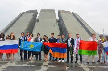 Участники I Евразийского Гражданского форума возложили цветы к мемориалу 
