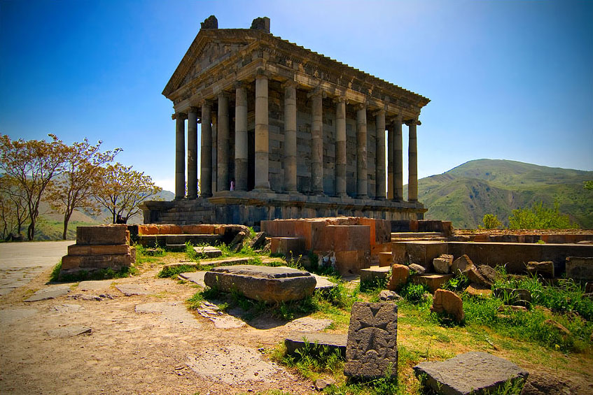 В храм культа огня в Армении – Гарни – приезжает всё больше туристов из Ирана